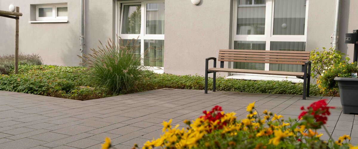 Seniorenresidenz Extertal Eingang mit Blumenbeet