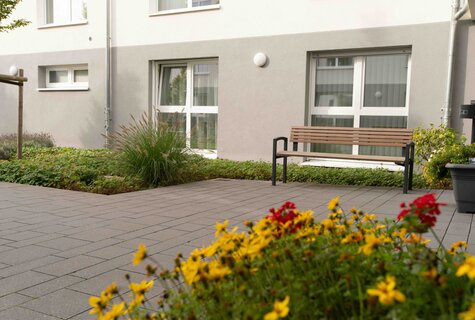 Seniorenresidenz Extertal Eingang mit Blumenbeet